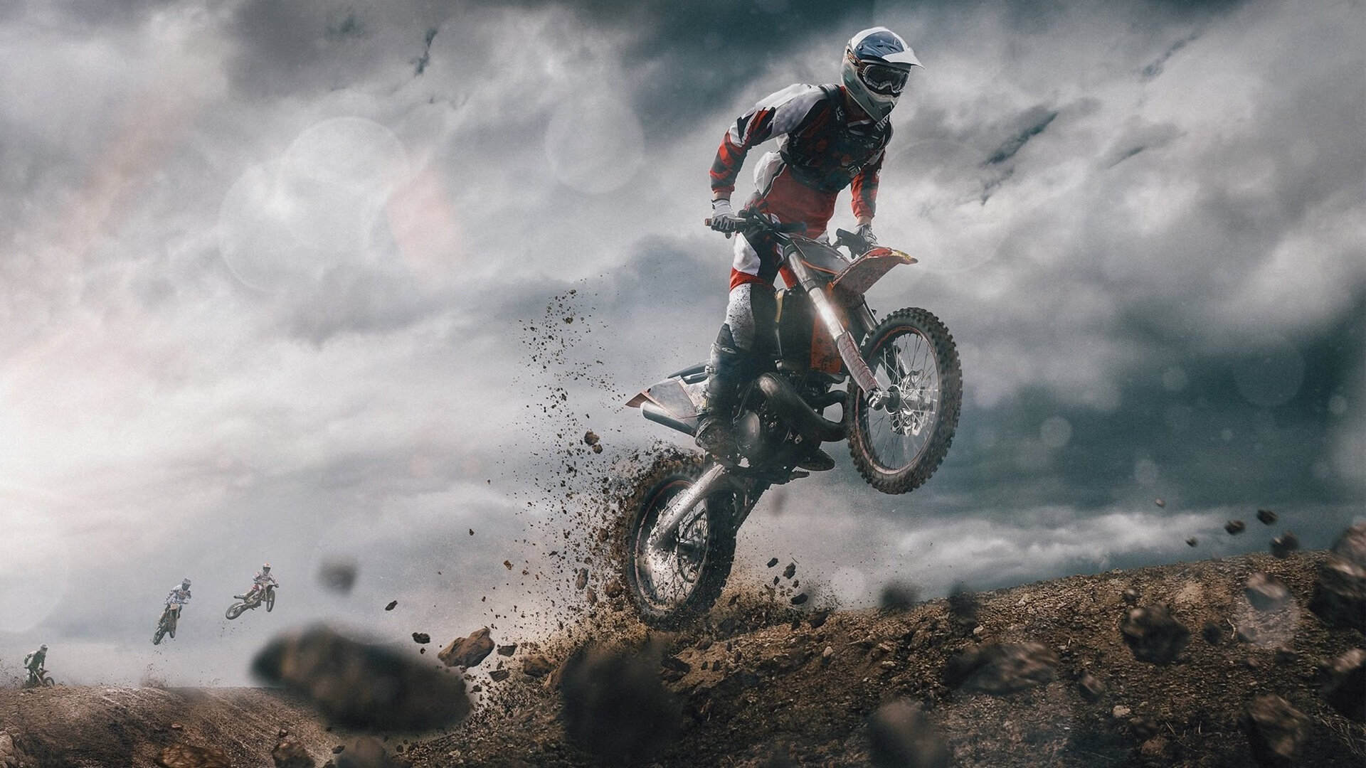 游泳队人数虽少，但质量不减，游泳队员组成一个方阵进行表演,已知方阵最外层有28人