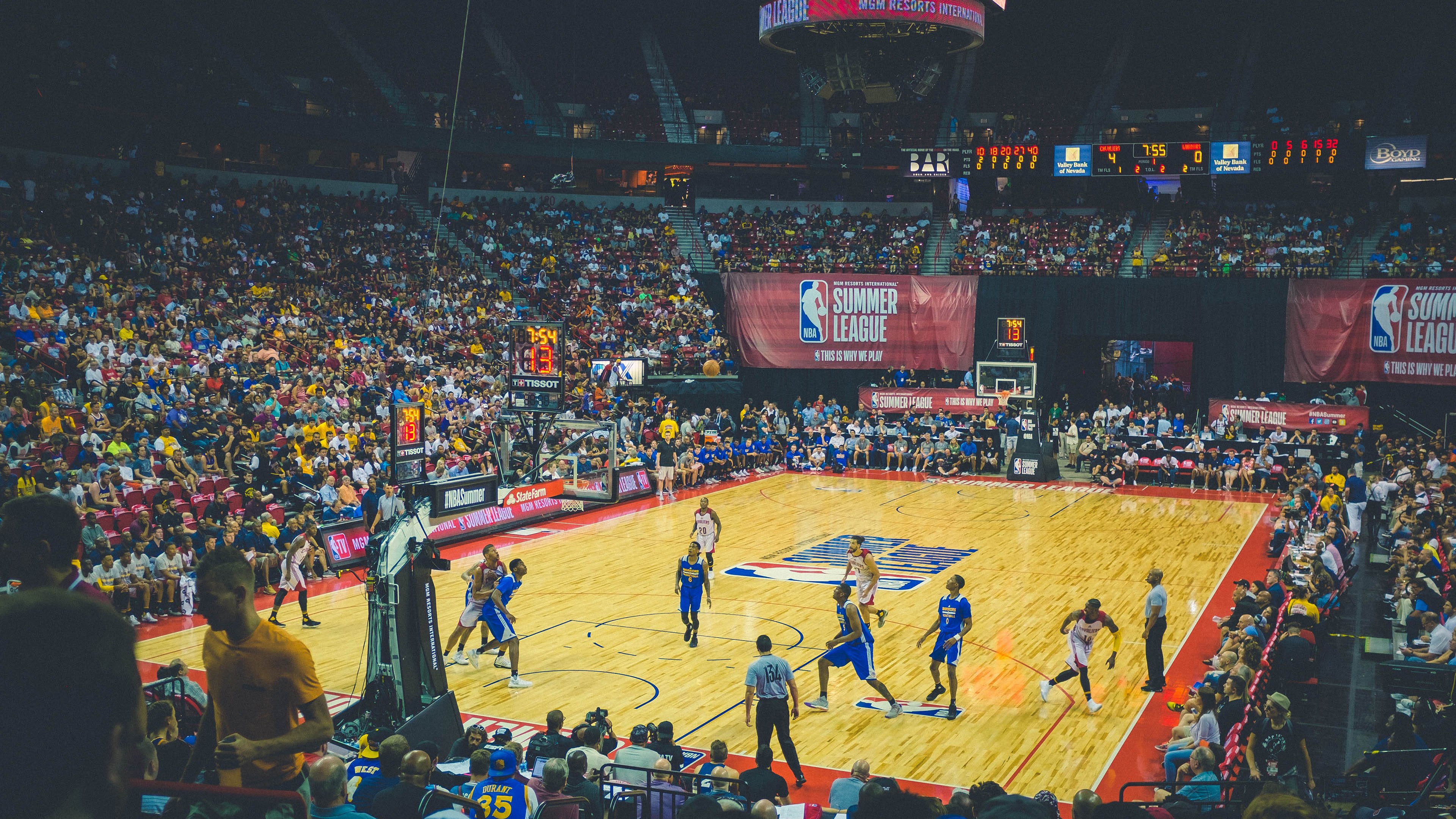 麦金托什冲刺时刻点燃全场氛围，麦金托什还是马金托什